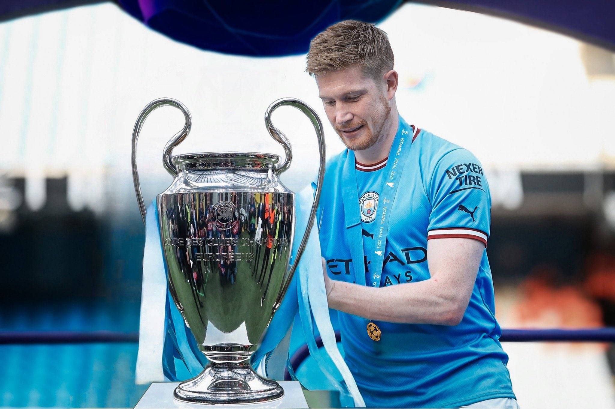 乔治娜晒在卡塔尔海边照片，蓝色紧身连衣裙尽显曼妙身姿