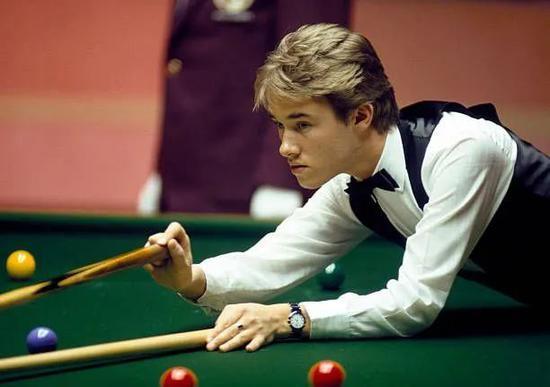 桌和几个磨 桌和几个磨